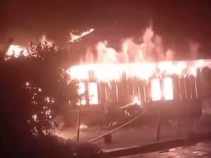 Nyalakan Lilin Saat Listrik Padam Berujung Rumah-Motor Ludes Terbakar