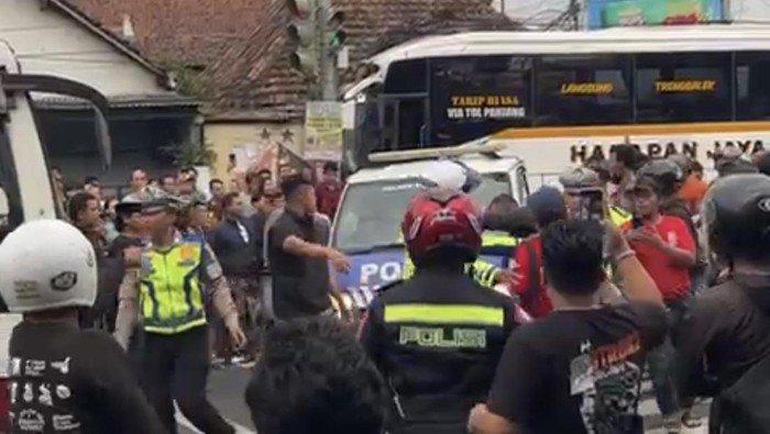 Sopir bus Harapan Jaya nyaris dimassa setelah menabrak motor dan mobil di Kediri