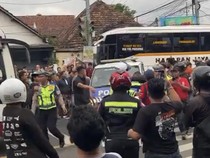 Video Bus Ngeblong-Terobos Lampu Merah Tabrak Mobil-Rumah di Kediri