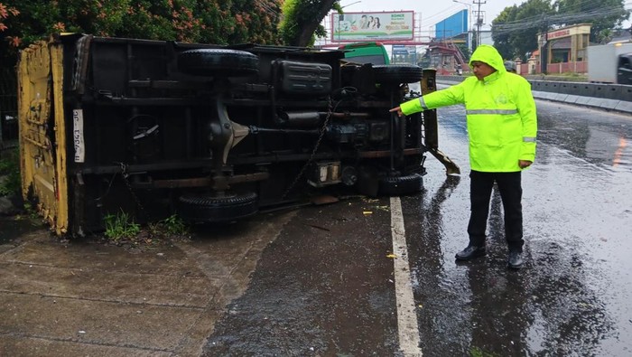 Seruduk Avanza-Pajero Parkir, Truk Terguling di Bergas Semarang