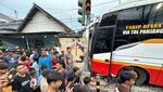 Potret Bus Harapan Jaya Tabrak Mobil hingga Rumah di Kota Kediri