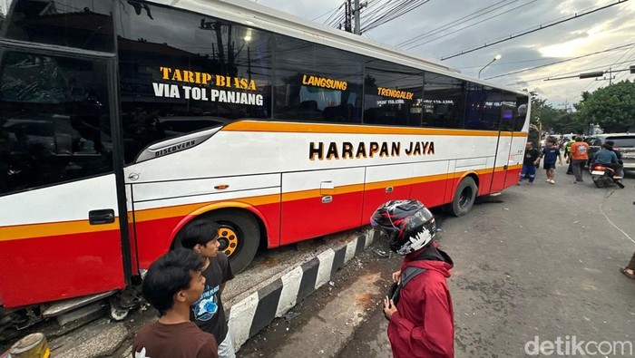 Kecelakaan karambol Bus Harapan Jaya di Simpang Muning Kota Kediri.