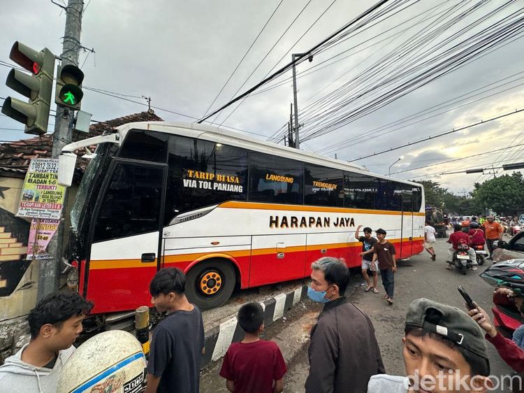 Potret Bus Harapan Jaya Tabrak Mobil hingga Rumah di Kota Kediri