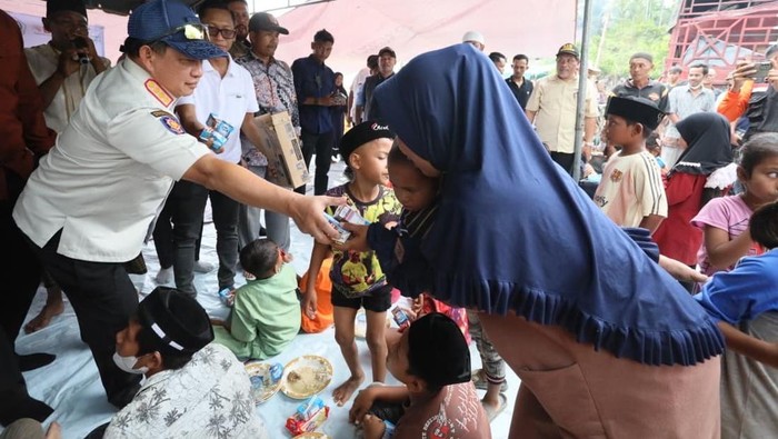 Kunjungi Aceh Utara, Tito Makan Bareng Pengungsi di Dusun Seulemak