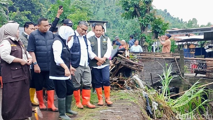 Khofifah saat kunjungi desa terdampak banjir di Situbondo