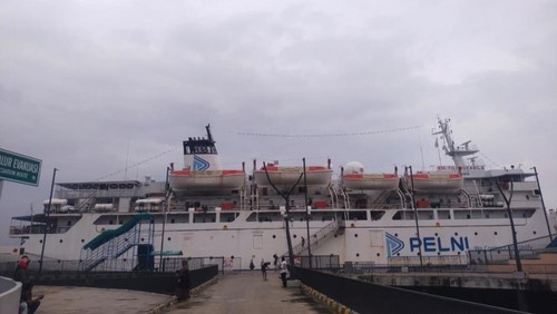 Kapal Pelni Tilongkabila tujuan Bima yang masih bertahan di Labuan Bajo karena cuaca buruk, Jumat (23/1/2026). (istimewa)