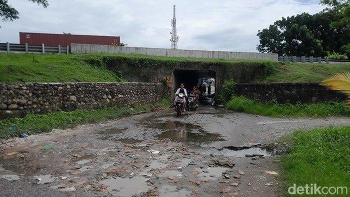 Kondisi di bawah terowongan Jalan Cingwan, Kelurahan Martubung, Kecamatan Medan Labuhan. (Rechtin Hani Ritonga/detikSumut)