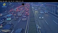 Jumat Sore, Lalu Lintas di Tol ke Luar Jakarta Padat di Mana-mana
