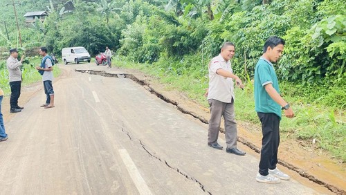 Kondisi ruas jalan yang retak dan terbelah di Dam Pela Parado, Kecamatan Parado, Kabupaten Bima, NTB, Jumat (23/1/2026). (Foto: Dok. Camat Parado)