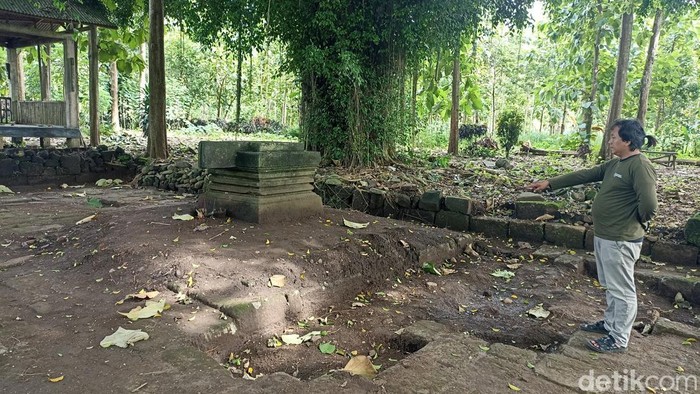 Viral Situs Mejo Miring Blitar Dirusak-Batu Lantai Diangkut