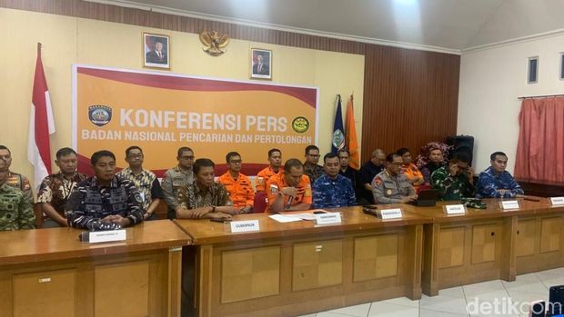 Konferensi pers Basarnas terkait operasi SAR pesawat ATR 42-500 PK-THT.