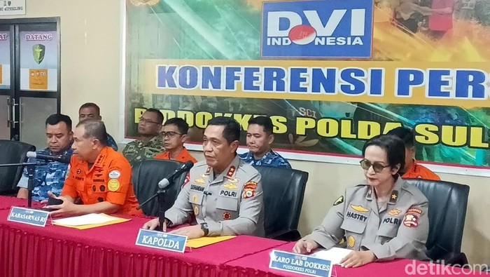 Konferensi pers soal perkembangan kecelakaan pesawat ATR 42-500 yang dihadiri Kepala Basarnas Marsekal Madya TNI Mohammad Syafii, Kapolda Sulsel Irjen Djuhandhani Rahardjo Puro hingga Kepala Biro Lab Dokkes Polri Brigjen Sumy Hastri Purwanti.