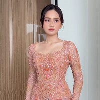 Bintang film ‘Catatan Si Boy’ ini mengenakan kebaya dari koleksi Studio BOH. Kebaya modifikasi ini tampil indah dengan tebaran payet, manik-manik dan kristal yang memenuhi semua bagian. Foto: Instagram/@studiboh @rhay_david