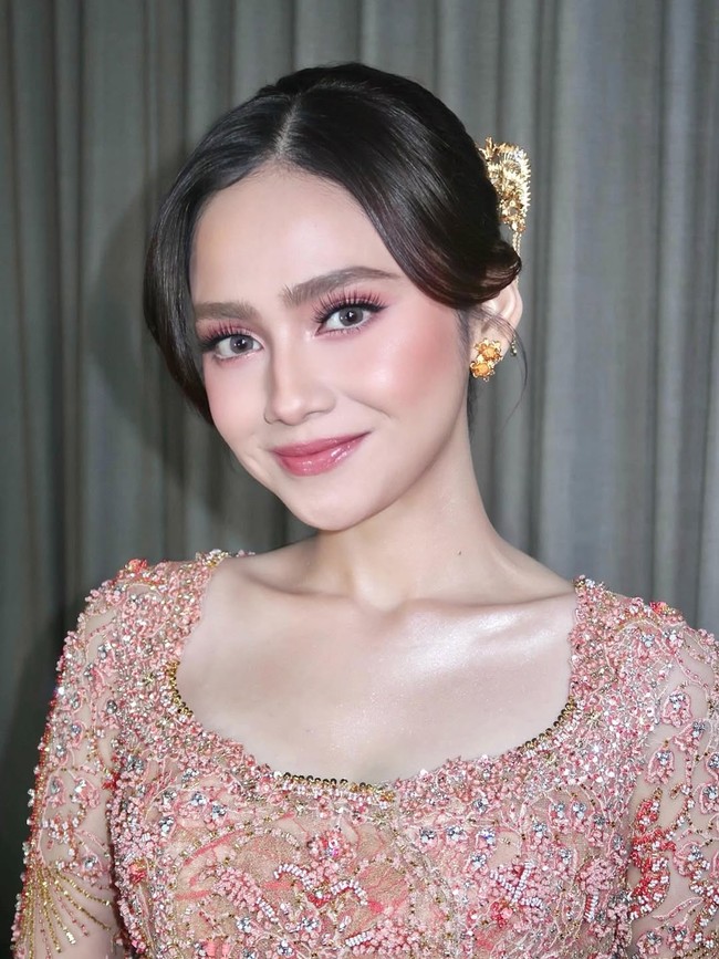 Bibir dipoles warna rosy pink dengan hasil glossy ringan, menciptakan tampilan segar dan romantis. Foto: Instagram/@studiboh @rhay_david