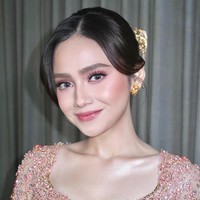 Bibir dipoles warna rosy pink dengan hasil glossy ringan, menciptakan tampilan segar dan romantis. Foto: Instagram/@studiboh @rhay_david