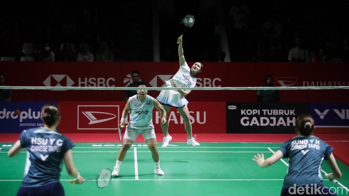 Ganda putri Indonesia Lanny Tria Mayasari/Apriyani Rahayu saat menghadapi pasangan China Taipei Hsu Ya-ching/Sung Yu-hsuan pada perempatfinal Indonesia Masters 2026 di Istora Senayan, Jakarta, Jumat (23/1/2026).