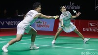 Pertandingan berlangsung sengit sejak gim pertama, dengan kedua pasangan saling menekan dan menjaga jarak poin tetap tipis. Pasangan Indonesia kalah 21-23.