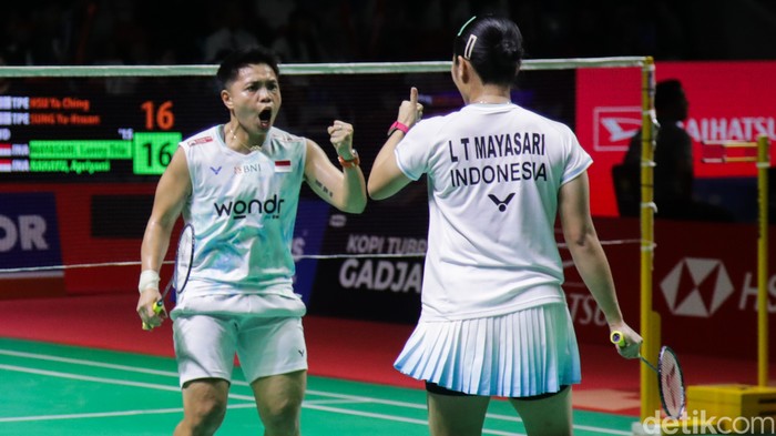 Ganda putri Indonesia Lanny Tria Mayasari/Apriyani Rahayu saat menghadapi pasangan China Taipei Hsu Ya-ching/Sung Yu-hsuan pada perempatfinal Indonesia Masters 2026 di Istora Senayan, Jakarta, Jumat (23/1/2026).