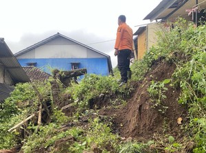 Tebing 3 Meter Longsor Bikin Dinding Rumah Warga Bogor Jebol