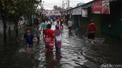 Luapan Kali Mookevaart Rendam Permukiman Kedaung Kaliangke