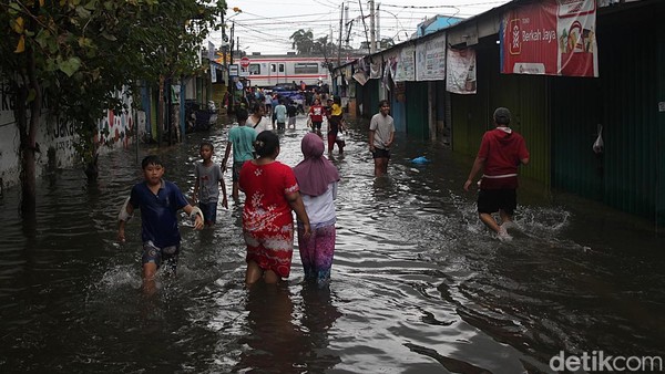 Luapan Kali Mookevaart Rendam Permukiman Kedaung Kaliangke