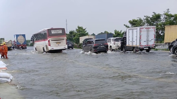 Sungai Ciujung Meluap, Jalan Tol Arah Merak Tergenang Banjir