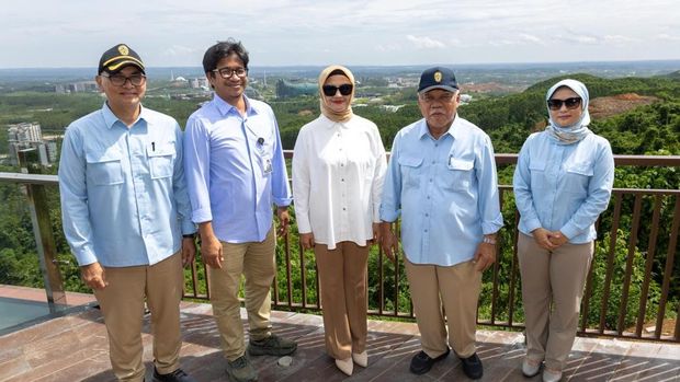 Mengawali kunjungan di Waroeng Bamboe Nusantara, Rombongan Staf Khusus Wakil Presiden RI meninjau berbagai titik strategis di KIPP Nusantara, mulai dari tempat wisata Glamping, Rumah Jabatan Menteri (RJM), Istana Wakil Presiden, Kantor Balai Kota Otorita IKN hingga Istana Negara, pada Senin (20/1/2026). (Dok. Humas Otorita Ibu Kota Nusantara)