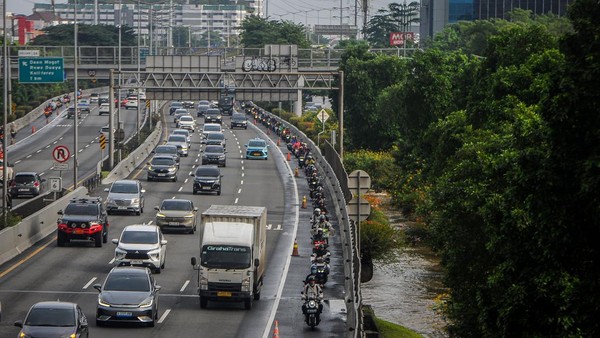 Banjir Jakarta Paksa Motor Masuk Tol