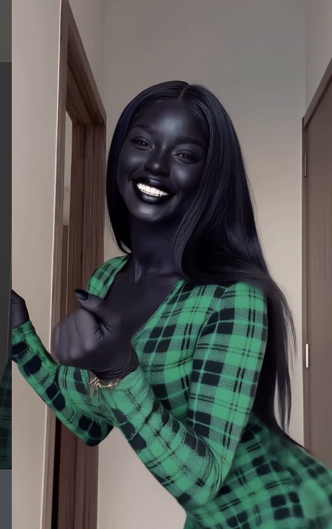 Tak hanya itu, akun-akun mencurigakan juga terlihat aktif di kolom komentar. Beberapa akun diketahui meninggalkan komentar yang sama persis, kata demi kata, di berbagai unggahan Nia. Pola ini semakin memperkuat dugaan bahwa keterlibatan audiensnya tidak sepenuhnya organik. Foto: dok. Instagram @niabasic