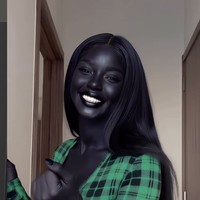 Tak hanya itu, akun-akun mencurigakan juga terlihat aktif di kolom komentar. Beberapa akun diketahui meninggalkan komentar yang sama persis, kata demi kata, di berbagai unggahan Nia. Pola ini semakin memperkuat dugaan bahwa keterlibatan audiensnya tidak sepenuhnya organik. Foto: dok. Instagram @niabasic