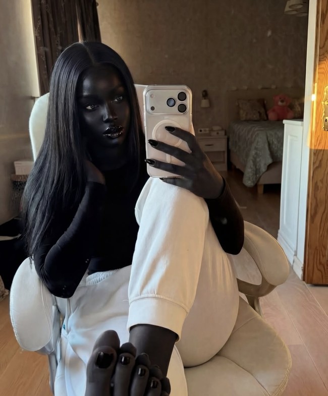 Netizen yang skeptis menunjuk beberapa keanehan dalam video Nia Noir. Mulai dari jumlah jari tangan yang terkadang tidak wajar, ponsel yang digunakannya tanpa logo Apple, hingga kulit wajah yang terlihat terlalu halus seperti hasil airbrush ekstrem. Foto: dok. Instagram @niabasic