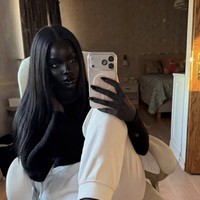 Netizen yang skeptis menunjuk beberapa keanehan dalam video Nia Noir. Mulai dari jumlah jari tangan yang terkadang tidak wajar, ponsel yang digunakannya tanpa logo Apple, hingga kulit wajah yang terlihat terlalu halus seperti hasil airbrush ekstrem. Foto: dok. Instagram @niabasic