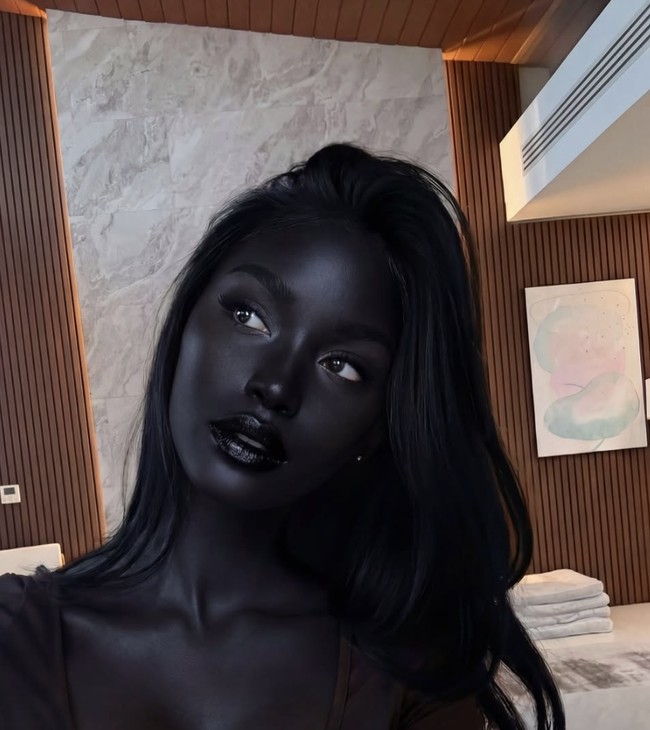Nama Nia Noir belakangan ramai diperbincangkan di media sosial. Influencer yang kerap dijuluki sebagai ‘gadis tercantik di dunia’ itu membuat jutaan orang terpukau lewat visualnya yang unik.  Foto: dok. Instagram @niabasic