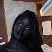 Nama Nia Noir belakangan ramai diperbincangkan di media sosial. Influencer yang kerap dijuluki sebagai ‘gadis tercantik di dunia’ itu membuat jutaan orang terpukau lewat visualnya yang unik.  Foto: dok. Instagram @niabasic