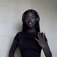 Nia Noir memiliki lebih dari 2,6 juta pengikut di TikTok. Dalam bio akunnya, ia menulis kalimat singkat namun misterius, “Just a girl with a dark side” atau “Hanya seorang gadis dengan sisi gelap.” Ia juga memiliki akun Telegram berbayar yang menawarkan konten eksklusif bagi pelanggan. Foto: dok. Instagram @niabasic