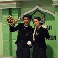 Viral Nikah Sederhana di KUA, Penampilan Serba Hitam Pasangan Ini Disorot