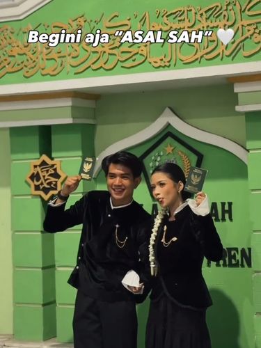 Pasangan di Kediri, Jawa Timur, ini nikah di KUA bernuansa hitam jadi sorotan warganet. Unggahan suasana pernikahan itu langsung viral di Instagram.