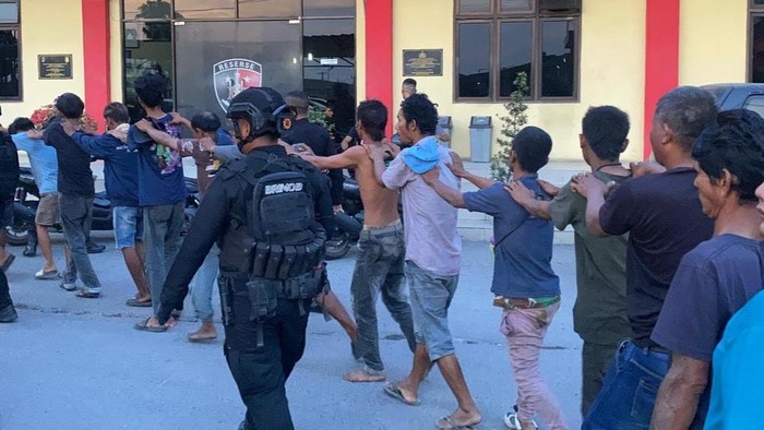 Para pelaku saat diamankan ke Polres Pelabuhan Belawan. (Foto: dok. Polres Pelabuhan Belawan)
