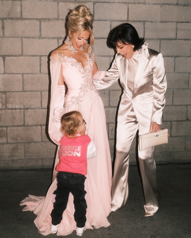 Pink diketahui merupakan warna favorit ibu mereka. Paris Hilton sendiri mengenakan busana berwarna serupa tentu dengan desain yang lebih glamour. Foto: Instagram