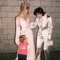 Pink diketahui merupakan warna favorit ibu mereka. Paris Hilton sendiri mengenakan busana berwarna serupa tentu dengan desain yang lebih glamour. Foto: Instagram