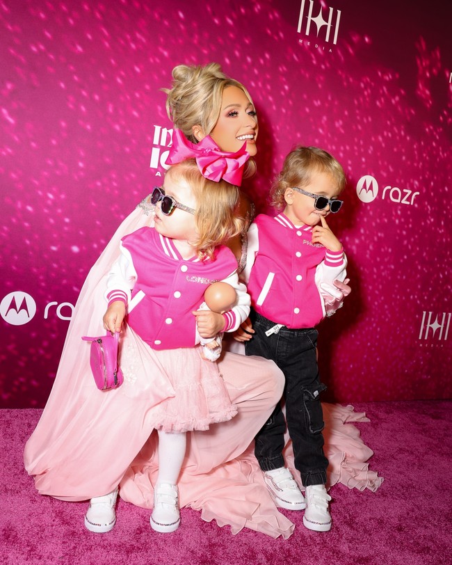 Dalam kesempatan tersebut, Phoenix Barron yang berusia tiga dan London Marilyn yang berusia dua tahun terlihat kompak mengenakan jaket varsity warna pink juga kacamata hitam. Foto: Instagram