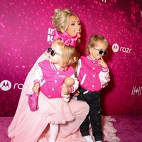 Dalam kesempatan tersebut, Phoenix Barron yang berusia tiga dan London Marilyn yang berusia dua tahun terlihat kompak mengenakan jaket varsity warna pink juga kacamata hitam. Foto: Instagram