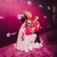 Meski sudah beberapa kali dibawa tampil, keduanya ‘debut’ bersama kedua orang tua dalam peluncuran dokumenter musikal yang terinspirasi perjalan hidup sang ibu.  Foto: Instagram