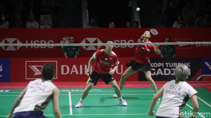 Pasangan ganda campuran lintas negara Singapura–Indonesia, Hee Yong Kai Terry/Gloria Emanuelle Widjaja, tampil pada perempatfinal Indonesia Masters 2026 di Istora Senayan, Jakarta, Jumat (23/1/2026).