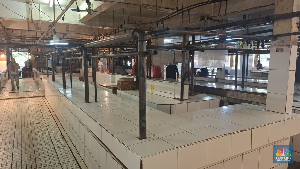 Pedagang daging segar di Pasar Kramat Jati, Jakarta Timur, Jumat (23/1/2026). (CNBC Indonesia/Chandra Dwi Pranata)