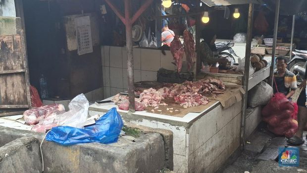 Pedagang daging segar di Pasar Kramat Jati, Jakarta Timur, Jumat (23/1/2026). (CNBC Indonesia/Chandra Dwi Pranata)