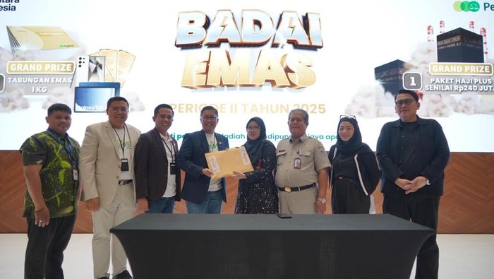 Pegadaian saat menyerahkan hadiah kepada nasabah. (Dok. Pegadaian)