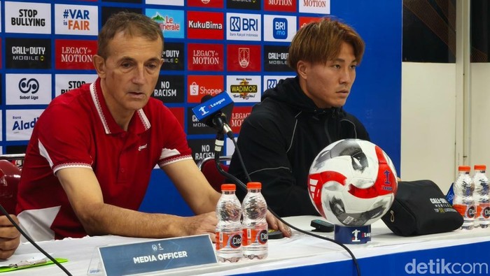 Pelatih Persis Solo, Milomir Seslija, dan Pemain Kodai Tanaka saat konferensi pers di Stadion Manahan Solo, Jumat (23/1/2026).