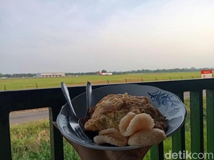 Menikmati Nasi Goreng dengan Pemandangan Pesawat Lepas Landas, Tiket Rp 3 Ribu