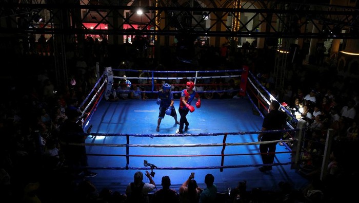 Men take part in the People’s Boxing Night, a traditional fight held ahead of the celebration of the Virgin of Candelaria, in Sonsonate, El Salvador, January 21, 2026. REUTERS/ Jose Cabezas